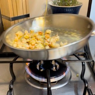 Una pentola di cibo sta cuocendo sul fornello