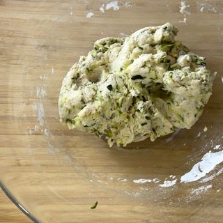 Un primo piano di una palla di pasta in una ciotola di vetro