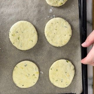 Una persona sta prendendo un biscotto da una teglia da forno