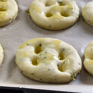 Un mucchio di ciambelle sono appoggiate su una teglia da forno