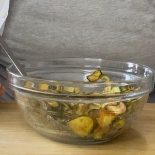 Una ciotola di cibo con un cucchiaio dentro
