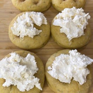 Un mucchio di biscotti con panna montata sopra