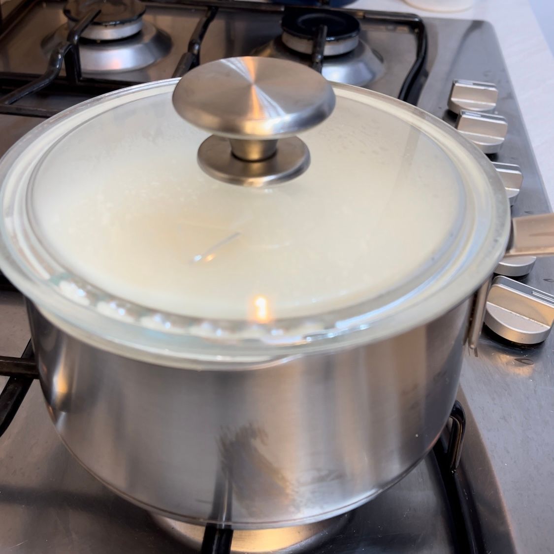 Besciamella che cuoce a fuoco basso con coperchio.
