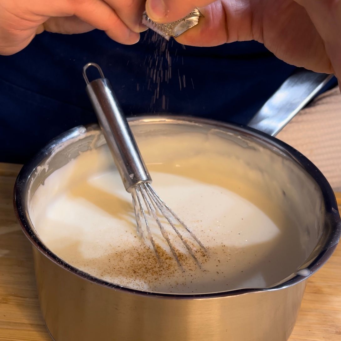 Noce moscata grattugiata sulla besciamella cotta.