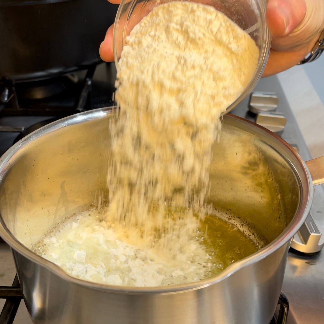 Farina aggiunta al burro fuso per creare il roux.
