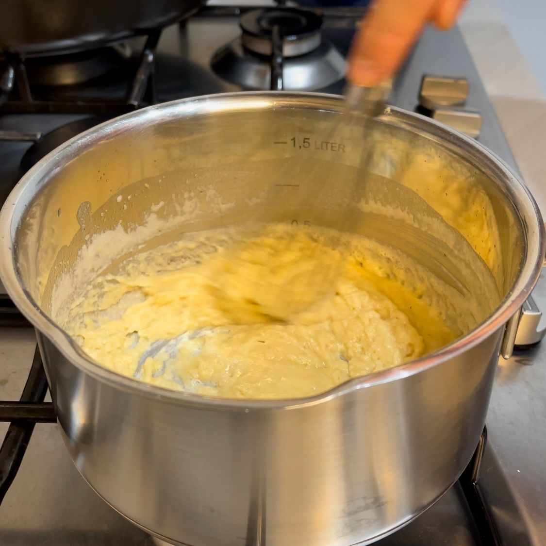 Roux per besciamella tostato a fuoco basso con una frusta.
