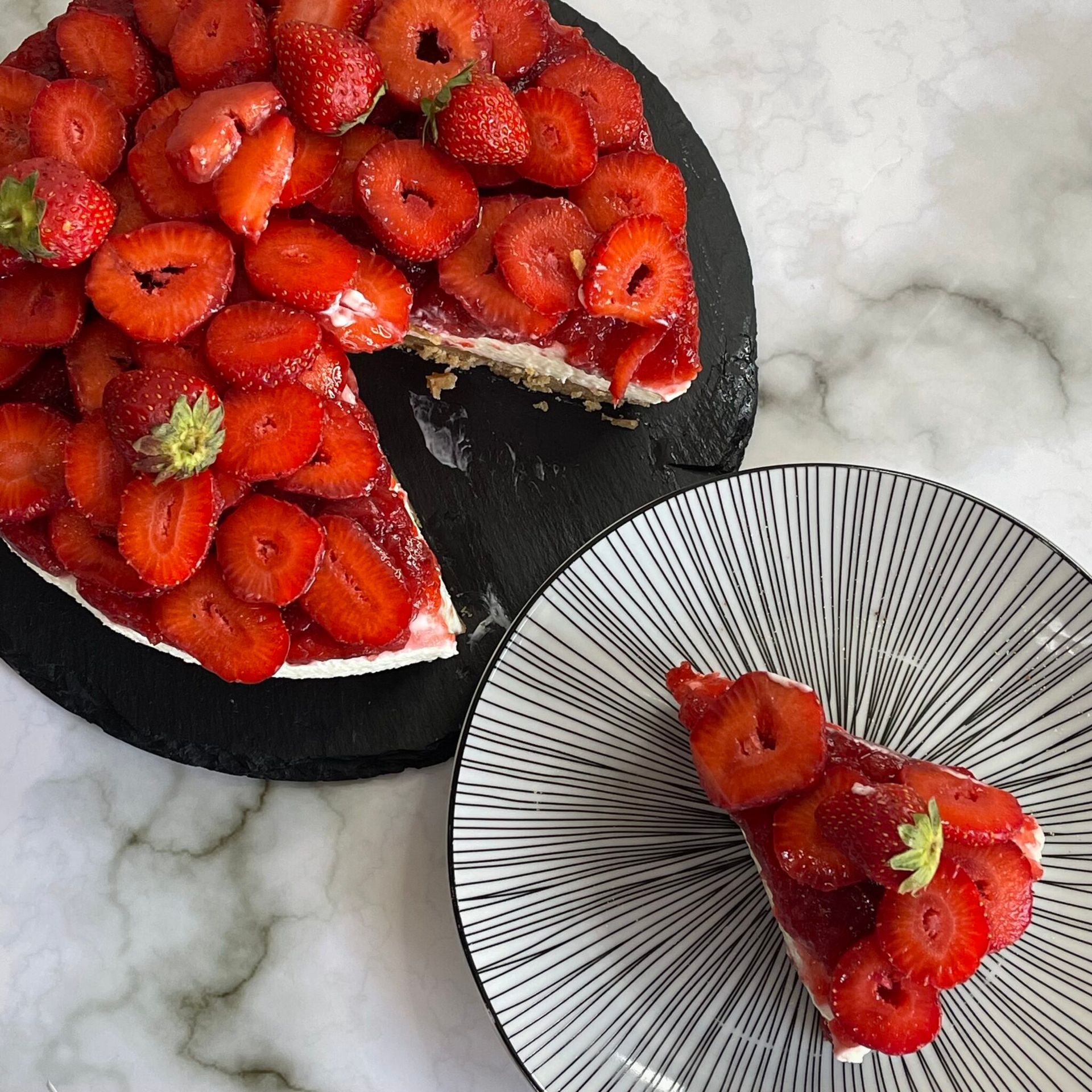 Una torta alle fragole con una fetta tagliata