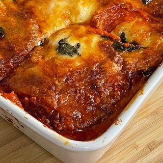 Un primo piano di una casseruola piena di cibo