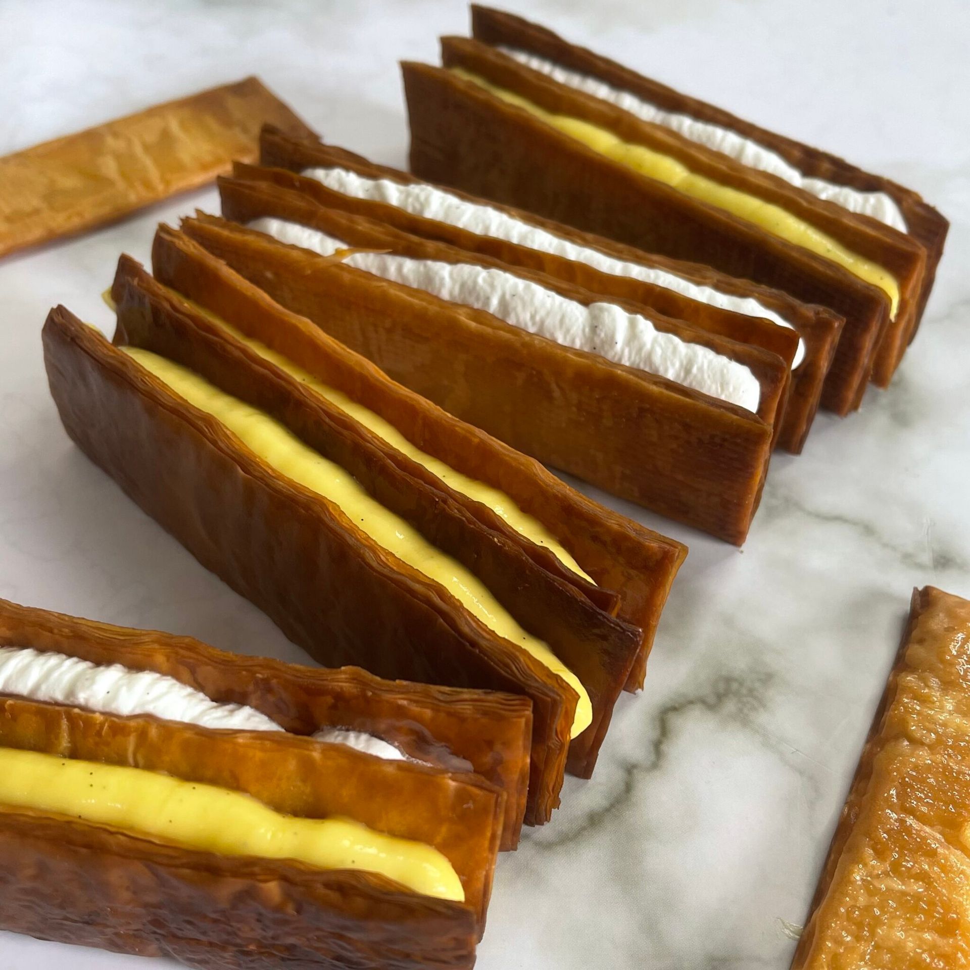 Un mucchio di panini sono allineati su un tavolo