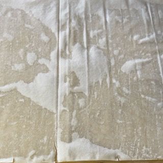 Un primo piano di un pezzo di carta su un tavolo.