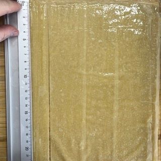 Un righello viene utilizzato per misurare un pezzo di cartone