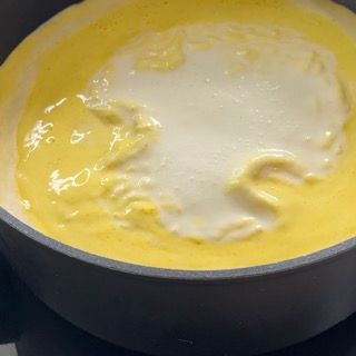 Primo piano di una ciotola di salsa gialla e bianca.