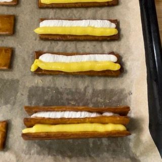Un mucchio di biscotti con glassa gialla e bianca sopra