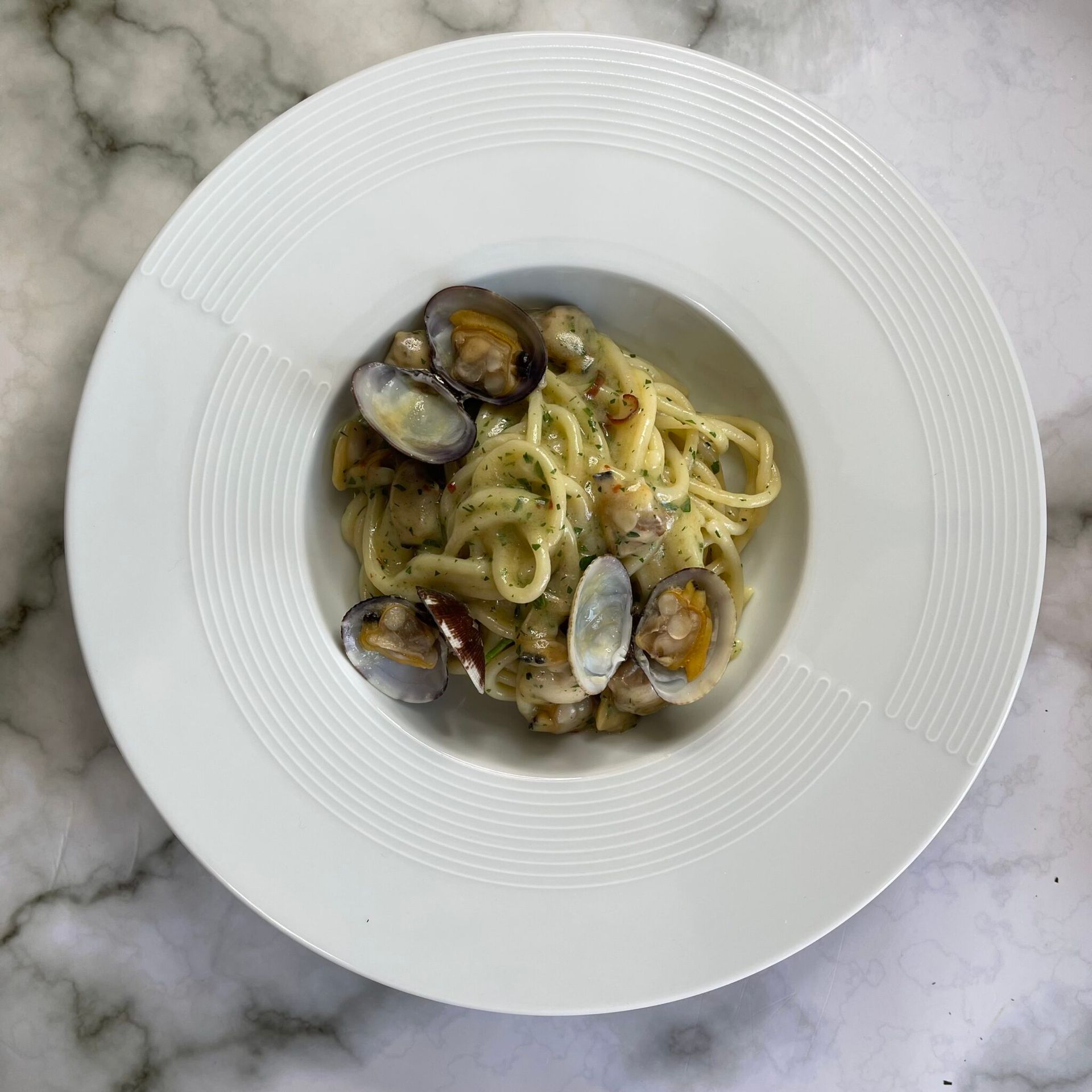 Scopri la ricetta facile per un piatto di spaghetti alle vongole perfetto, cremoso e senza sabbia.