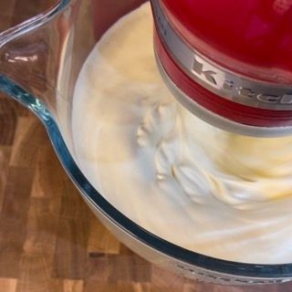 Impasto per pan di spagna chiaro e spumoso