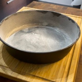 Teglia per pan di spagna pronta per l'impasto