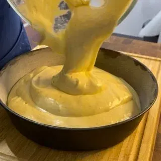 Impasto versato e livellato nella teglia