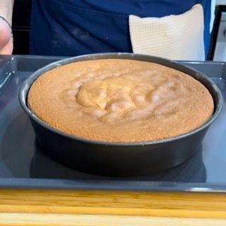 La prova stecchino su un pan di spagna cotto, lo stecchino esce asciutto.