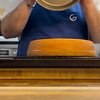 Pan di spagna sformato su una griglia