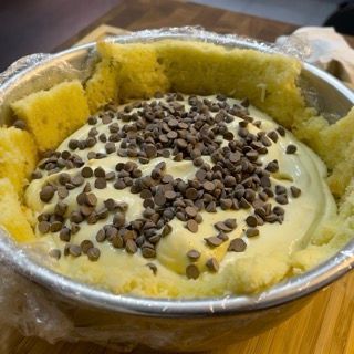 Una ciotola di cibo con gocce di cioccolato sopra