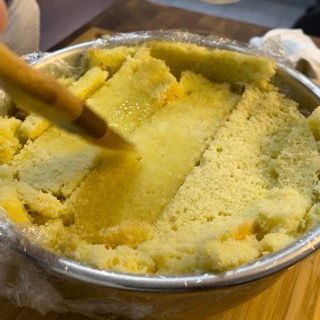 Una ciotola di cibo con un cucchiaio di legno dentro