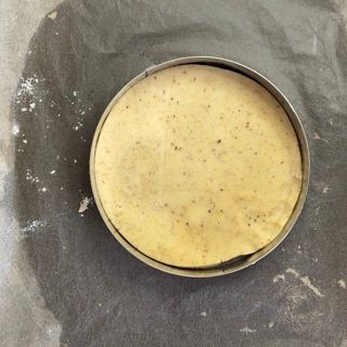 Disco di frolla da 24cm adagiato sul fondo di un anello microforato