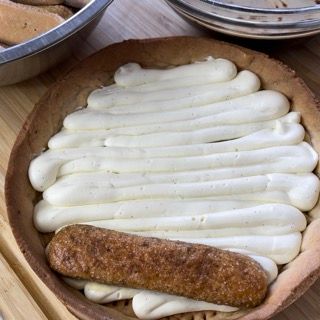 Strato di savoiardi posizionato sulla crema all'interno della crostata.