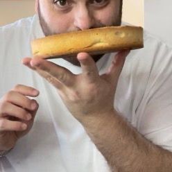 Guscio di crostata dorato e croccante appena sfornato