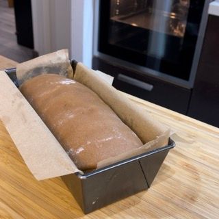 Una pagnotta di pane in una padella su un bancone