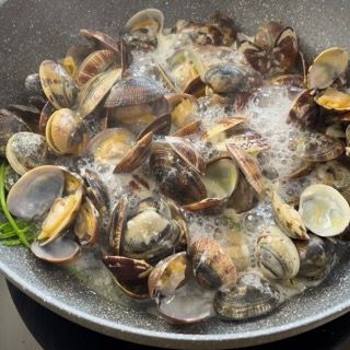 Vongole cotte e completamente aperte, pronte per essere sgusciate.