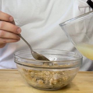 Acqua delle vongole filtrata, pulita e pronta per la mantecatura