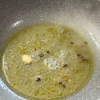 Spaghetti risottati in padella con l'acqua delle vongole.