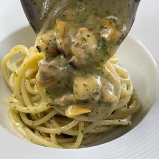 Piatto di spaghetti alle vongole decorato con i gusci e prezzemolo fresco.