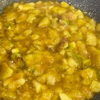 Un primo piano di una salsa gialla in una padella.