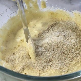 Un primo piano di una ciotola di cibo con un cucchiaio dentro.