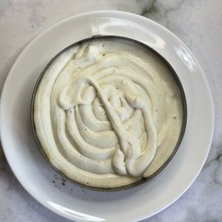 Una ciotola di panna montata su un piatto bianco