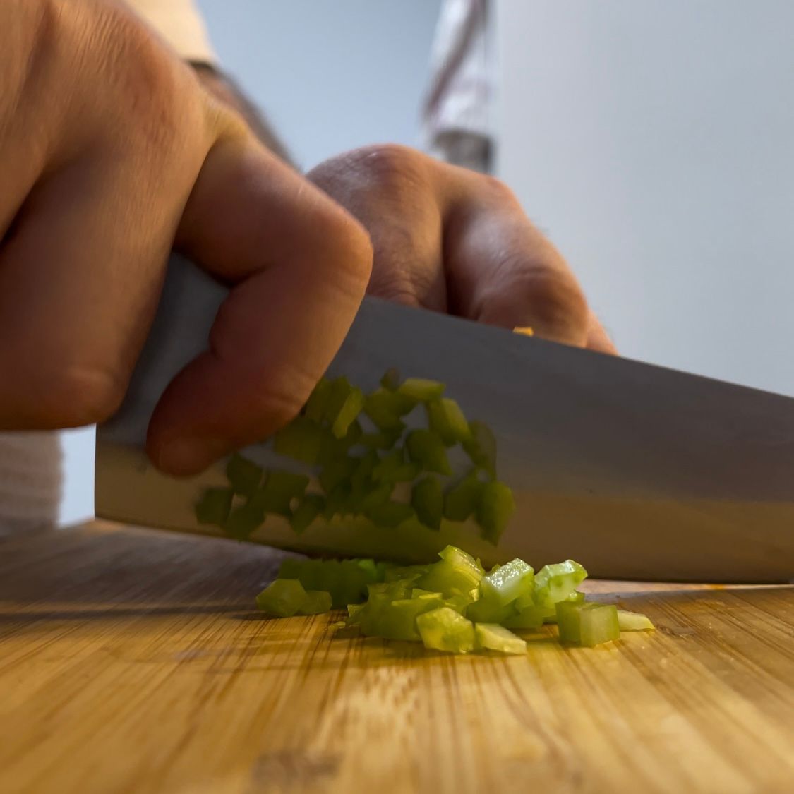 Coltello che trita finemente il sedano per il ragù.