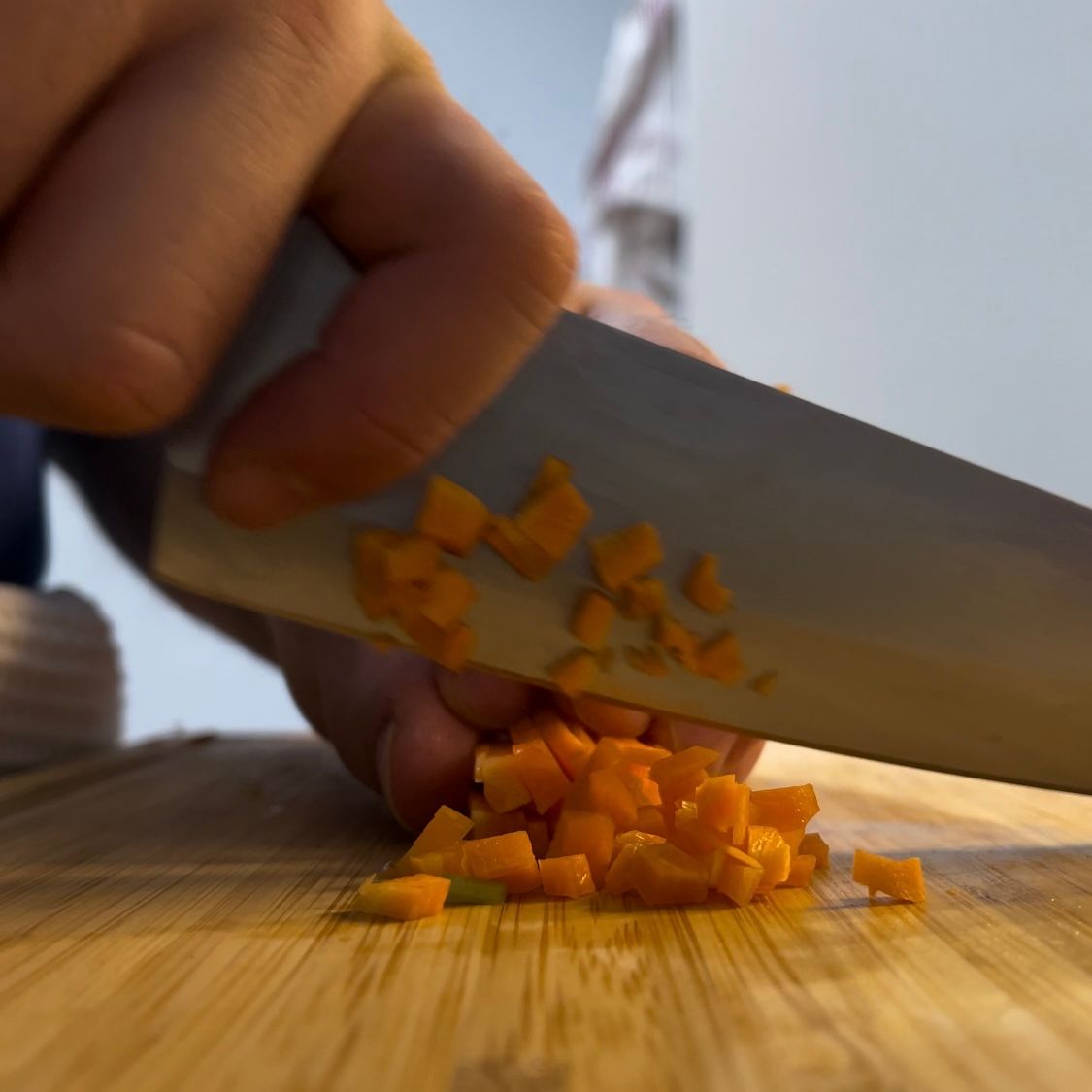 Coltello che trita finemente le carote per il ragù.