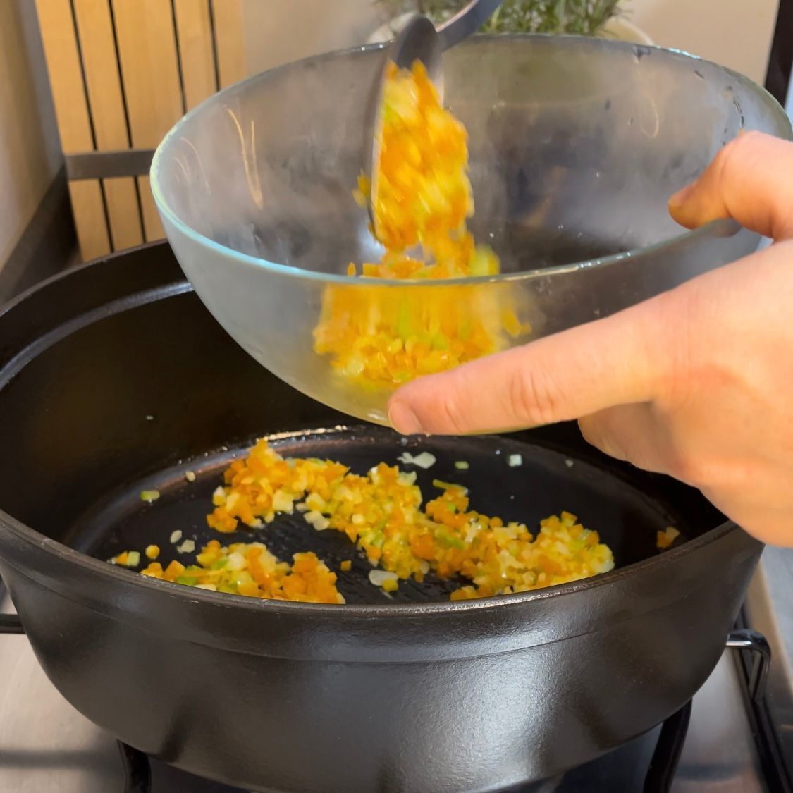 Soffritto cotto e traslucido, messo da parte in una ciotola.