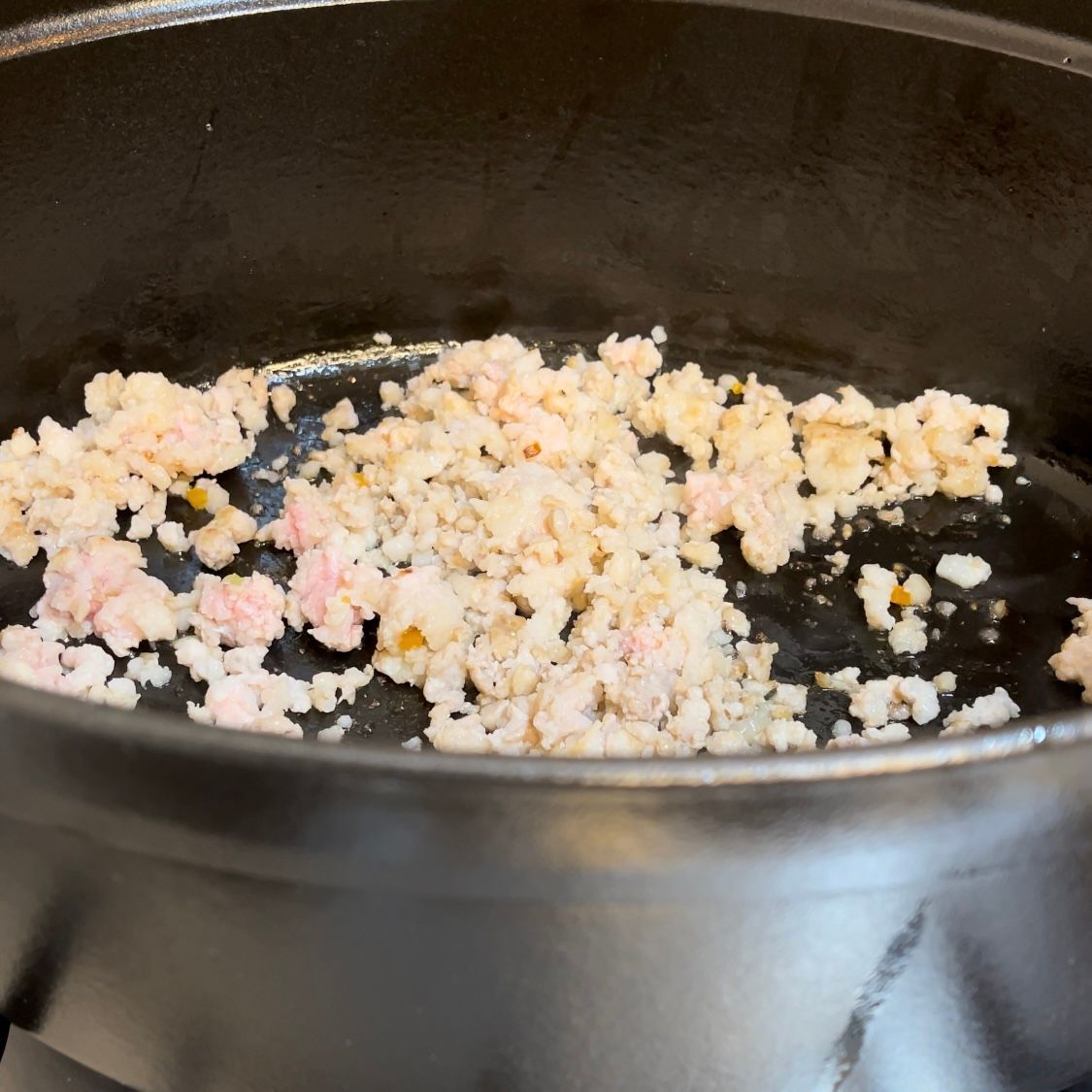 Carne macinata aggiunta alla pancetta per la rosolatura.
