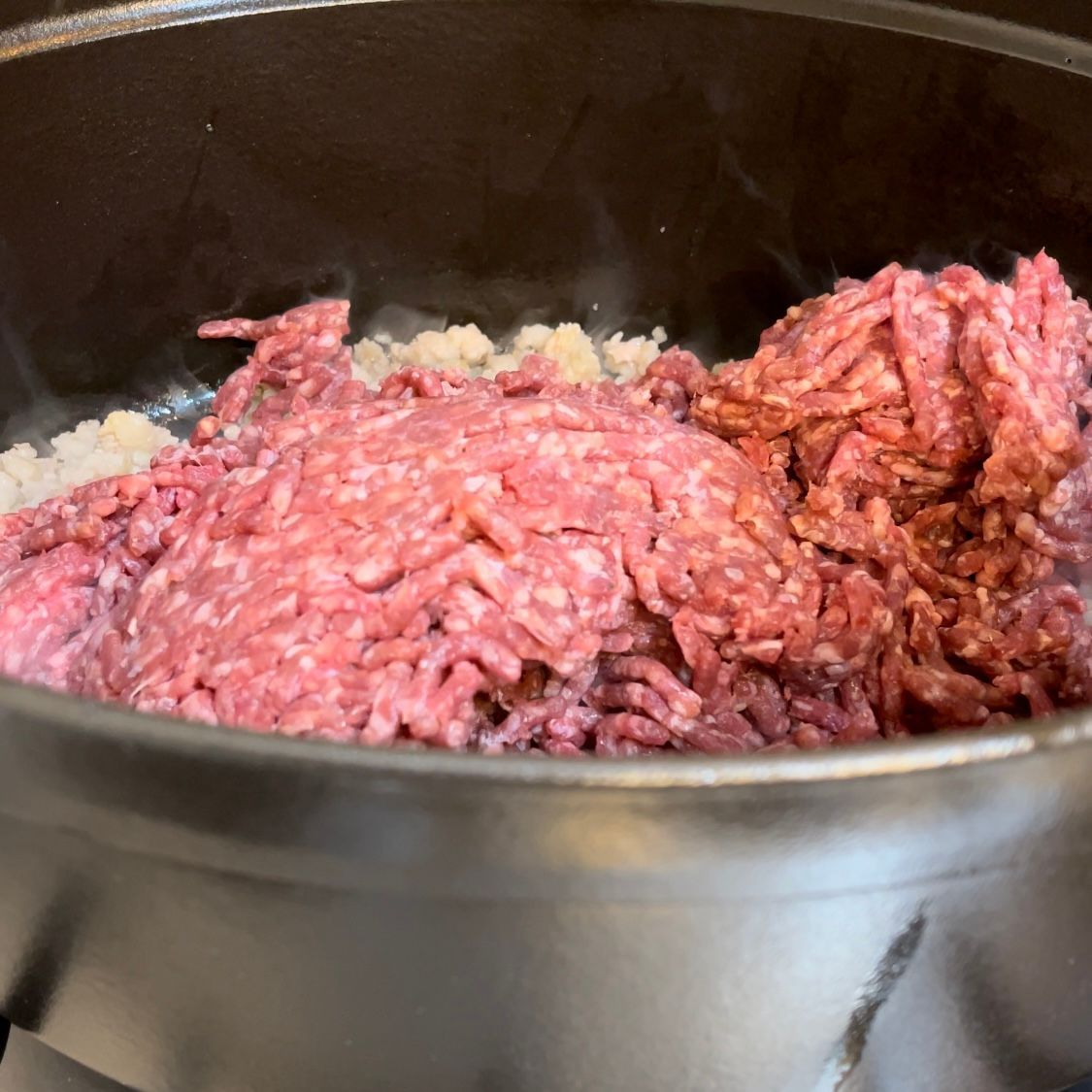 Carne del ragù ben rosolata e tostata in pentola.