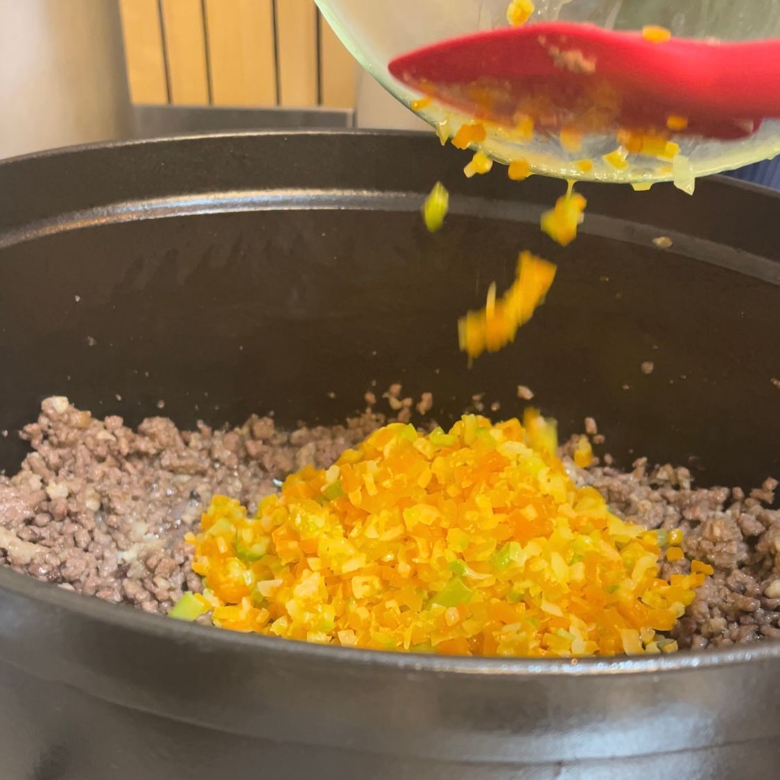 Verdure cotte e mazzetto aromatico riuniti alla carne.