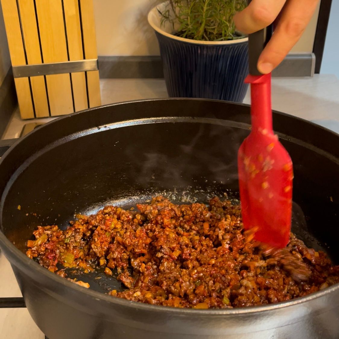 Concentrato di pomodoro che tosta leggermente nel ragù.