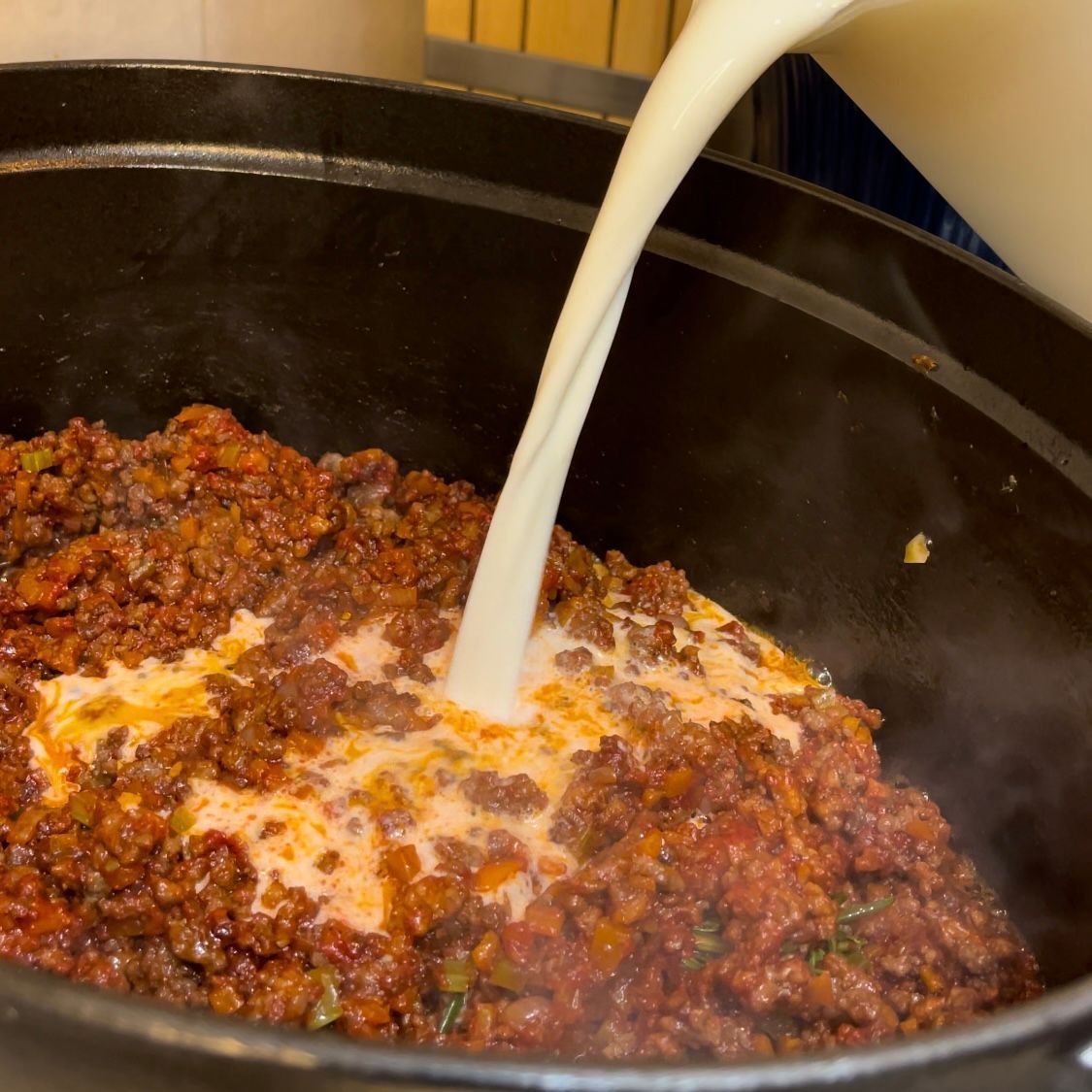 Latte versato nel ragù alla bolognese.