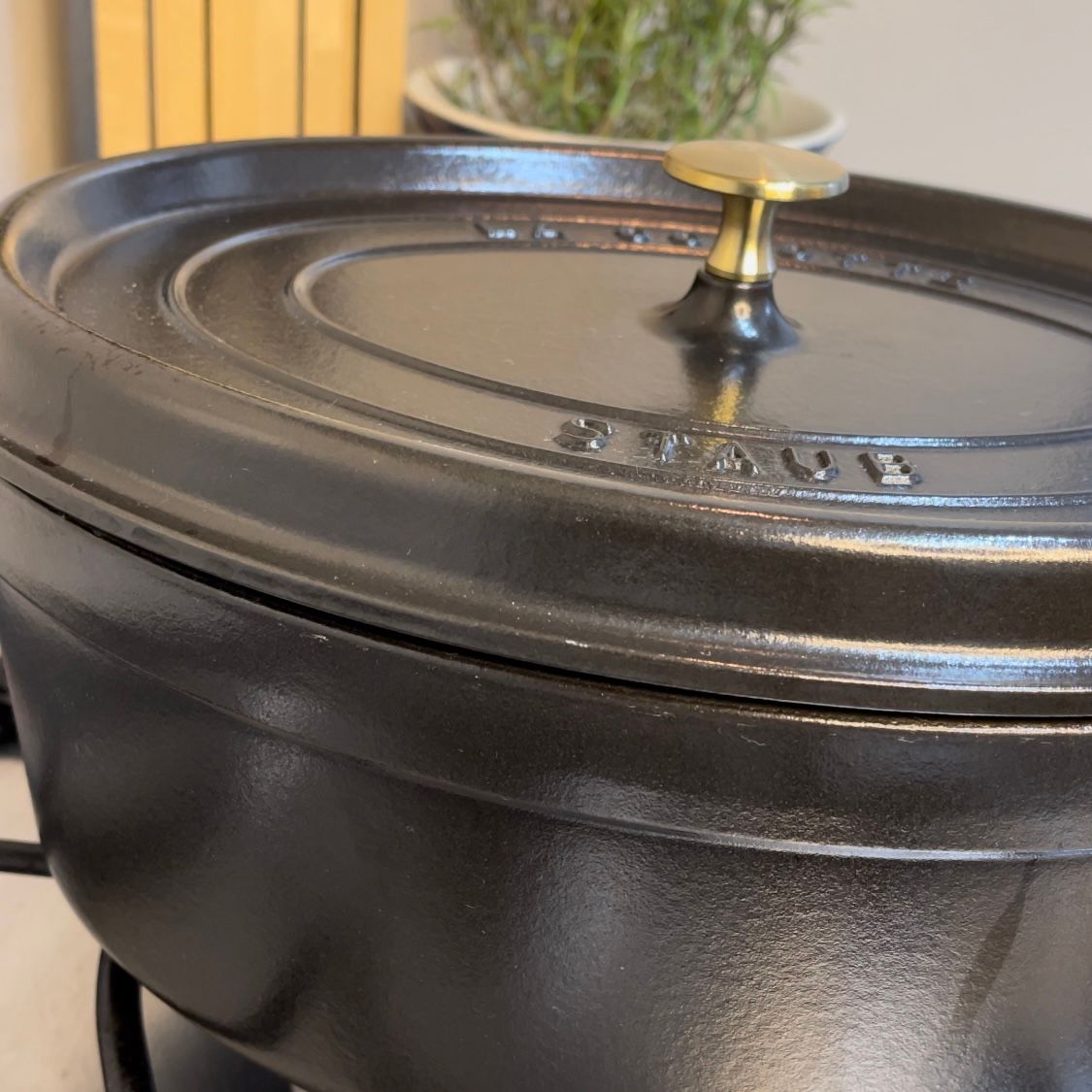 Ragù alla bolognese che sobbolle a fuoco bassissimo.