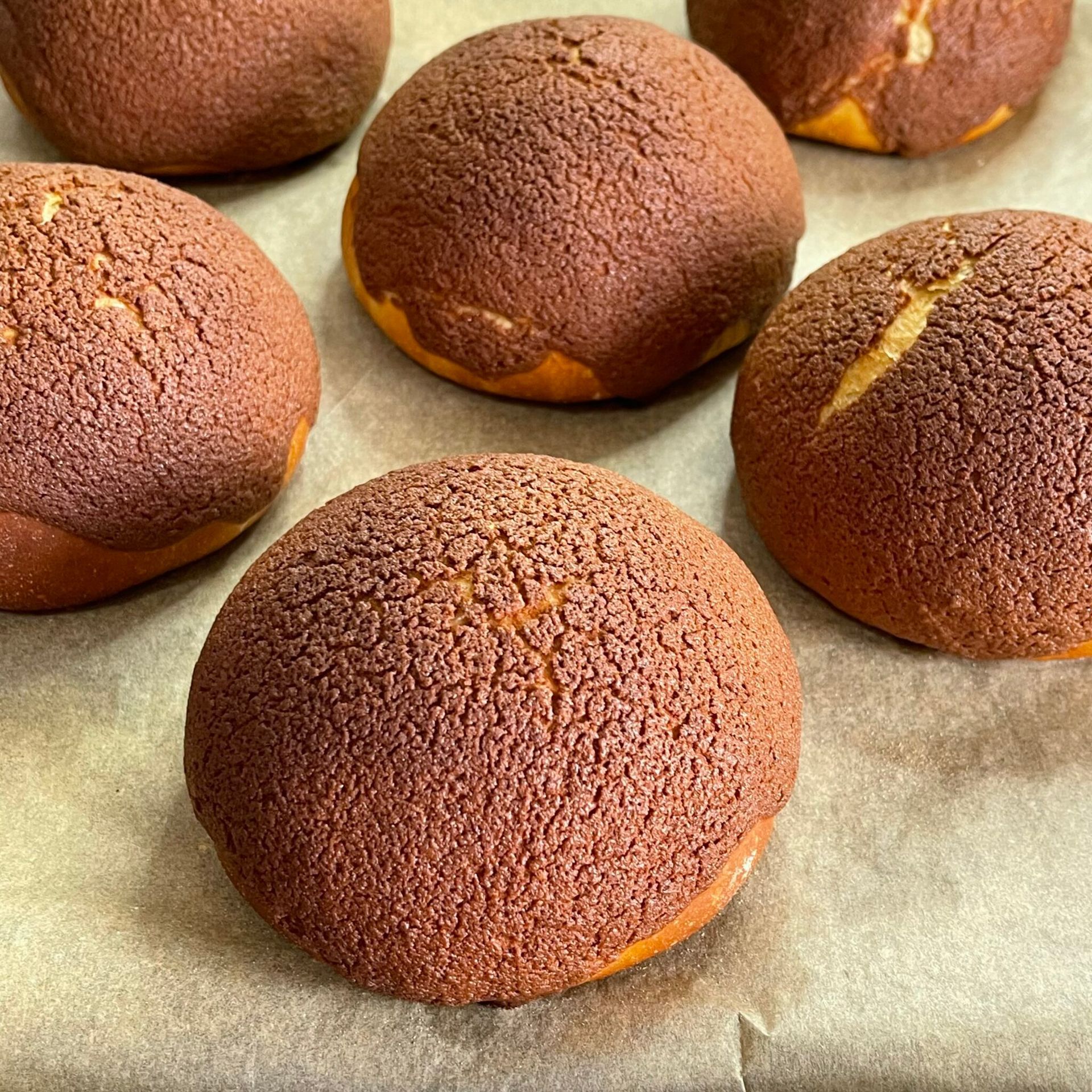 Un mucchio di pane al cioccolato appoggiato su un tavolo.