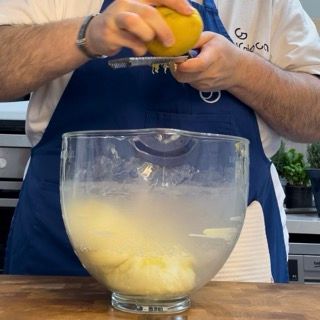 Scorza di limone e arancia grattugiata aggiunta all'impasto.