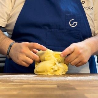 Impasto rovesciato sul piano di lavoro infarinato.
