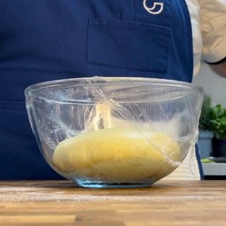 Impasto per le girelle alle mele raddoppiato di volume nella ciotola.