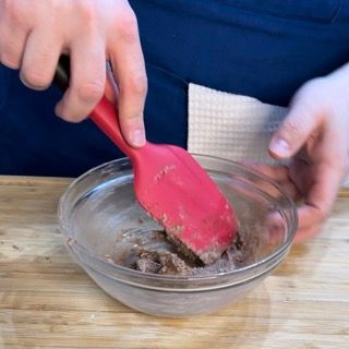 Spatola che mescola gli ingredienti del ripieno.